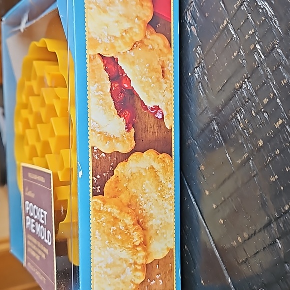 Vintage 2009 NIB William-Sonoma Lattice Pocket Pie Lattice Mold Mini Pie Maker - Picture 14 of 17